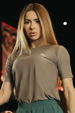 T-SHIRT FEMININA BÁSICA EM GRAFFIATO